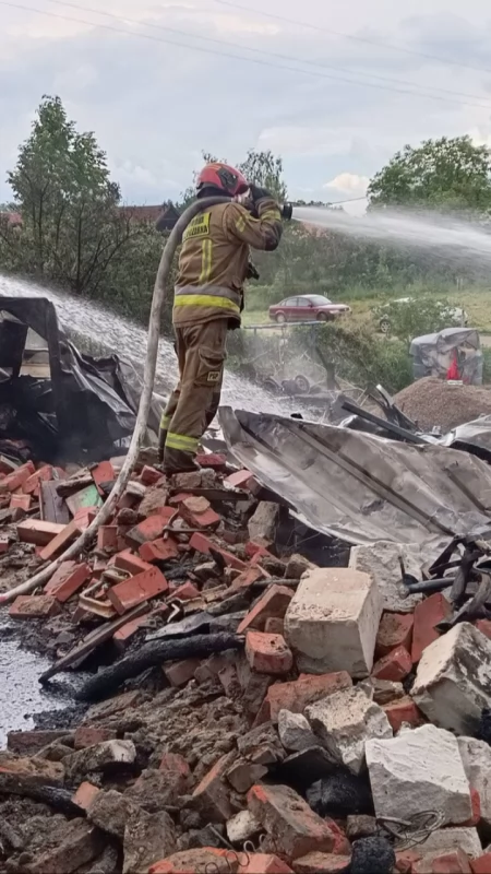 Pożar stodoły w Ruskiej Wsi. Strażacy uratowali budynek mieszkalny