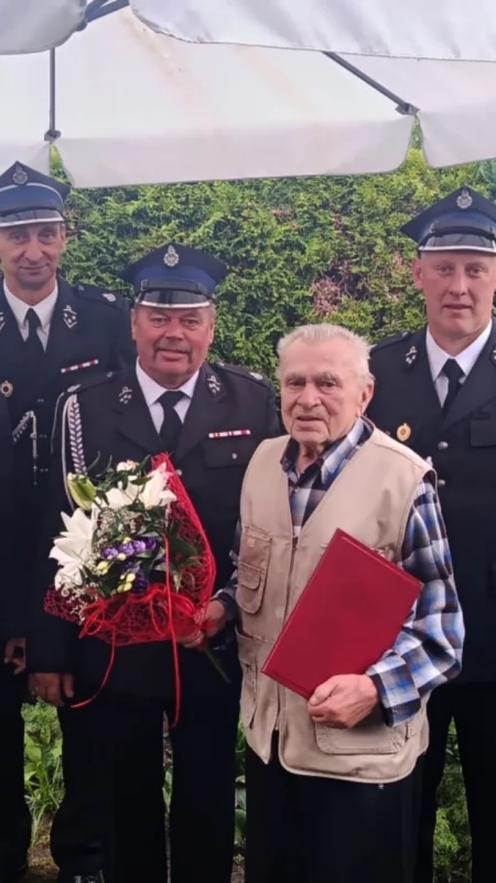 Wyjątkowy jubileusz druha Ekharda Rudnika. Strażacy z Krutyni odwiedzili honorowego członka OSP