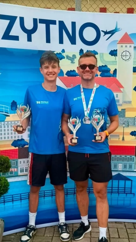 Ojciec i syn z medalami. Policjant z Mrągowa i jego 15-letni syn z sukcesami w triathlonie