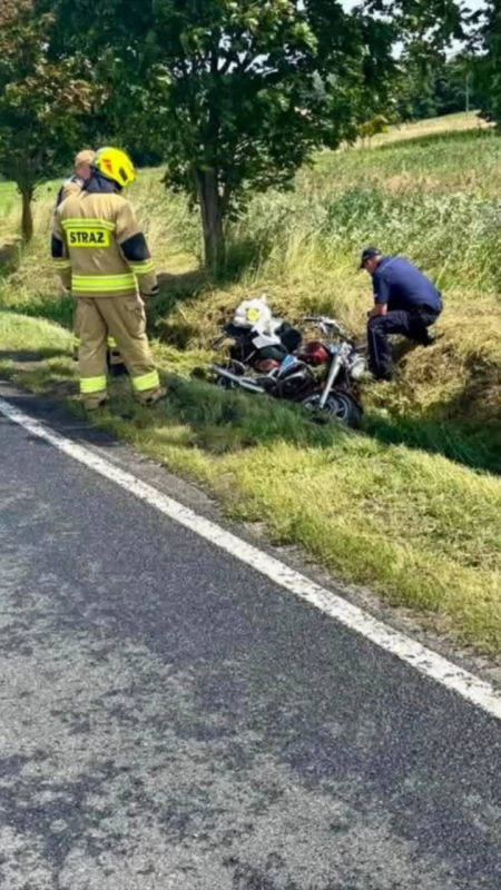 Motocyklista i pasażerka trafili do szpitala. Wypadek na DK59 w Sądrach