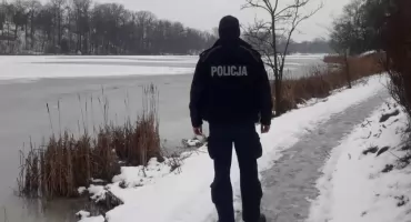 Policjanci ostrzegają przed wchodzeniem na lód