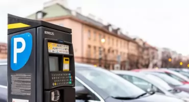Mrągowscy radni jednogłośnie za płatną strefą parkowania – co to znaczy dla mieszkańców?