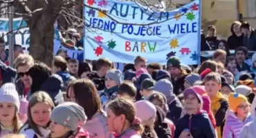 Marsz dla Świadomości Autyzmu w Mikołajkach