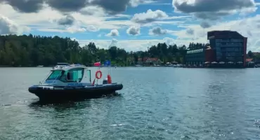 Pijany kapitan statku pasażerskiego na jeziorze Mikołajskim. Na pokładzie 19 osób