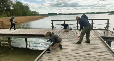 Mieszkańcy Kosewa odnowili plażę, a drużyna piłkarska ma swój hymn
