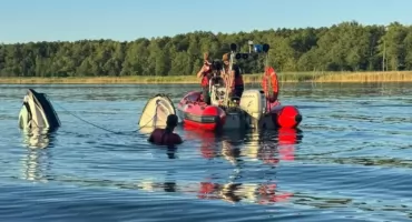 Kolizja skuterów wodnych na jeziorze Śniardwy. Dwie osoby trafiły do szpitala