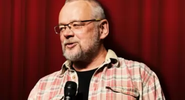 Piotr Bałtroczyk powraca do Mrągowa z nowym programem stand-upowym