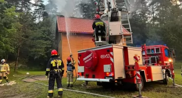 Pożar domku letniskowego w Kosewie. Dwie osoby trafiły do szpitala
