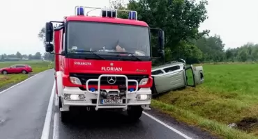 Samochód osobowy w rowie między Mojtynami a Starymi Kiełbonkami. Jedna osoba poszkodowana