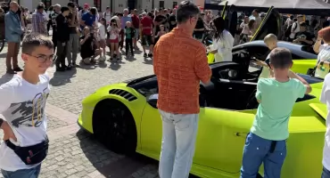 Supersamochody w służbie dzieciom – charytatywna akcja Fundacji Fun and Drive zawita do Mrągowa i Mikołajek