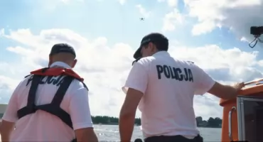 Policja i strażacy kontrolowali żeglarzy na jeziorach Tałty i Mikołajskim