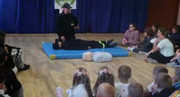 Nauka ratowania życia w Szkole Podstawowej w Olszewie