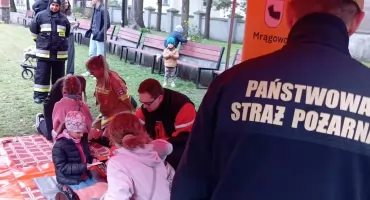 AED przy parafii św. Wojciecha w Mrągowie. Strażacy uczyli ratować życie