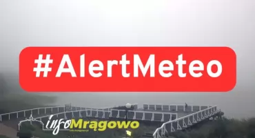 Gęsta mgła nad powiatem mrągowskim! IMGW ostrzega kierowców – widoczność może spaść poniżej 200 metrów
