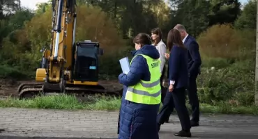 Trwa budowa kanalizacji sanitarnej w Maradkach. Marszałek Kuchciński oglądał postęp prac