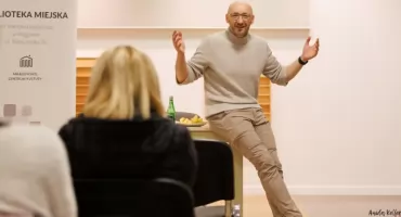 Pasja, realizm i inspiracja – spotkanie z Markiem Stelarem w mrągowskiej bibliotece