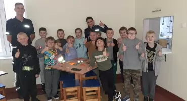 Kreatywne odblaski w mrągowskiej „Jedynce” – policjanci uczą bezpieczeństwa inaczej