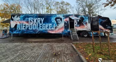 „Iskry Niepodległej” w Mrągowie – nowoczesna lekcja historii, jakiej jeszcze nie było!