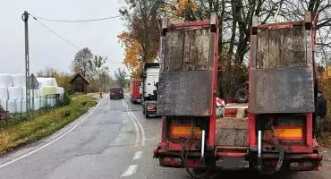 Naczepa odpięła się od ciężarówki i uderzyła w drzewo. Utrudnienia na DK59
