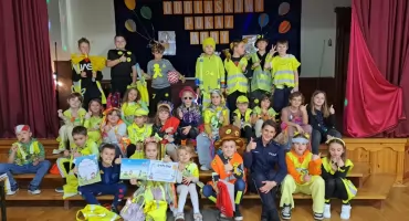 Moda na bezpieczeństwo! Pokaz mody odblaskowej w mrągowskiej podstawówce