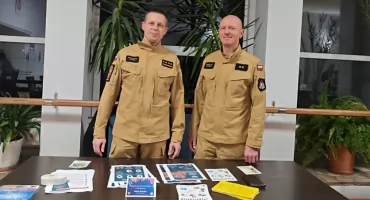 Spotkanie edukacyjne w Pieckach. Strażacy przypominają seniorom: czujki ratują życie