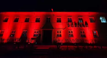 Budynki w powiecie „zapłonęły” na czerwono. Mocny finał kampanii „Dzieciństwo bez Przemocy”