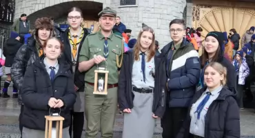 Betlejemskie Światło Pokoju już w drodze do Mrągowa. Harcerze odebrali je w Zakopanem