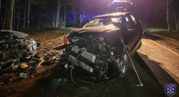 Poważny wypadek na DW 609. Dwa auta rozbite po niebezpiecznym wyprzedzaniu