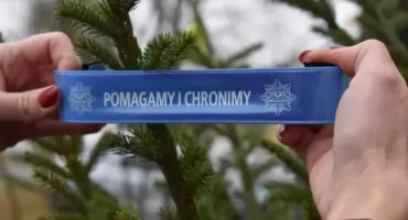 Odblaskowa choinka stanie przed mrągowską komendą. Przedszkolaki pomogą policjantom