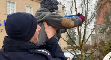 Przed mrągowską komendą zrobiło się wyjątkowo świątecznie