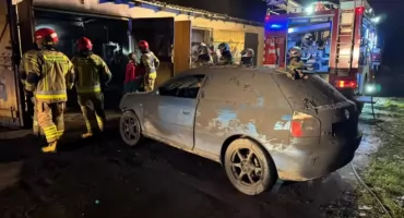 Pożar garażu w Baranowie. W środku znajdował się samochód