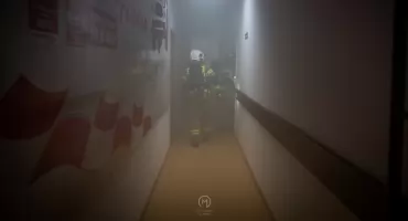 Alarm w urzędzie w Mikołajkach. Ewakuacja, strażacy i dym… 