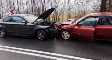 Czołowe zderzenie na DK59 w Zalcu. Droga całkowicie zablokowana