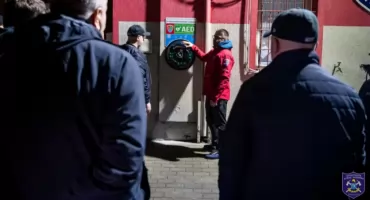 Nowe AED w Mikołajkach. Defibrylator dostępny przy remizie OSP