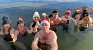 Czerwonkowe Morsy pożegnały 2025 rok w lodowatej wodzie i świetnych nastrojach