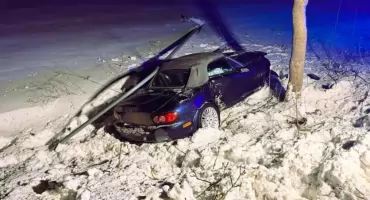 Wypadek w Nawiadach. 22-latka wjechała w latarnię i drzewo