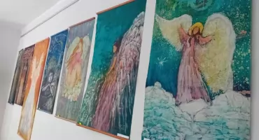 Wystawa „Anielskie pielgrzymowanie” w Mrągowie. Odkryj tajemnice batiku