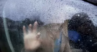 Blisko tragedii w Mrągowie – dziecko uwięzione w samochodzie na porannym parkingu