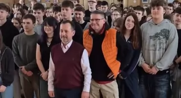 Wojciech Malajkat odwiedził Mrągowo. Spotkania z młodzieżą i rozmowy o przyszłości miasta