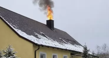 Seria pożarów sadzy w powiecie mrągowskim. Strażacy apelują o pilne przeglądy kominów