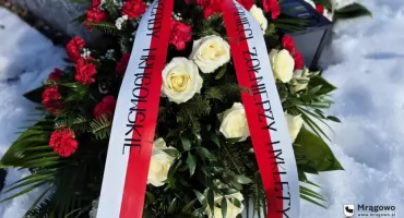 Kwiaty i chwila ciszy w Mrągowie. Obchody 1 marca pod pomnikiem