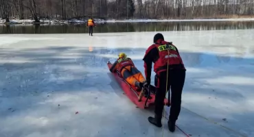 Jezioro, pękający lód i walka z czasem. To element ćwiczeń strażaków z Krutyni