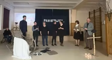 Blask świec i lekcja historii. Patriotyczna wieczornica w Pieckach