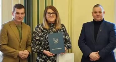 20 lat pracy dla edukacji. Dyrektor szkoły specjalnej z gratulacjami od Zarządu Powiatu