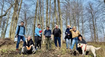 Wolontariusze porządkowali cmentarz w Śmietkach. Oczyszczono 14 nagrobków