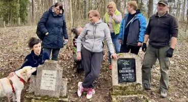 Porządki na cmentarzu w Starych Sadach. Wolontariusze znowu wykonali kawał dobrej pracy