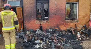 W Olszewie spłonął dom. Na miejscu walczyło kilka jednostek straży