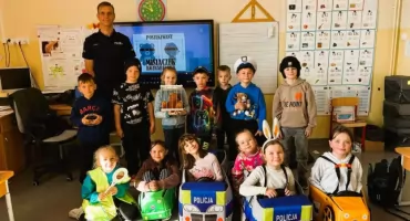 Policyjna akcja w Zyndakach! Pierwszaki tropiły groźnego „przestępcę”