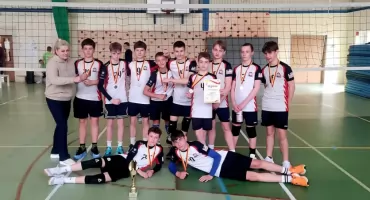 Kolejny sukces w mrągowskiej siatkówce! Chłopcy z „Czwórki” wicemistrzami województwa