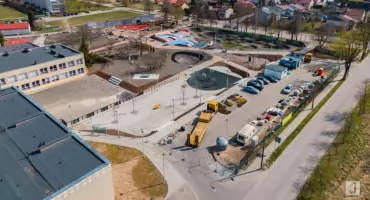 Nowa strefa przy szkole w Mikołajkach prawie gotowa. Będzie bezpieczniej i nowocześniej